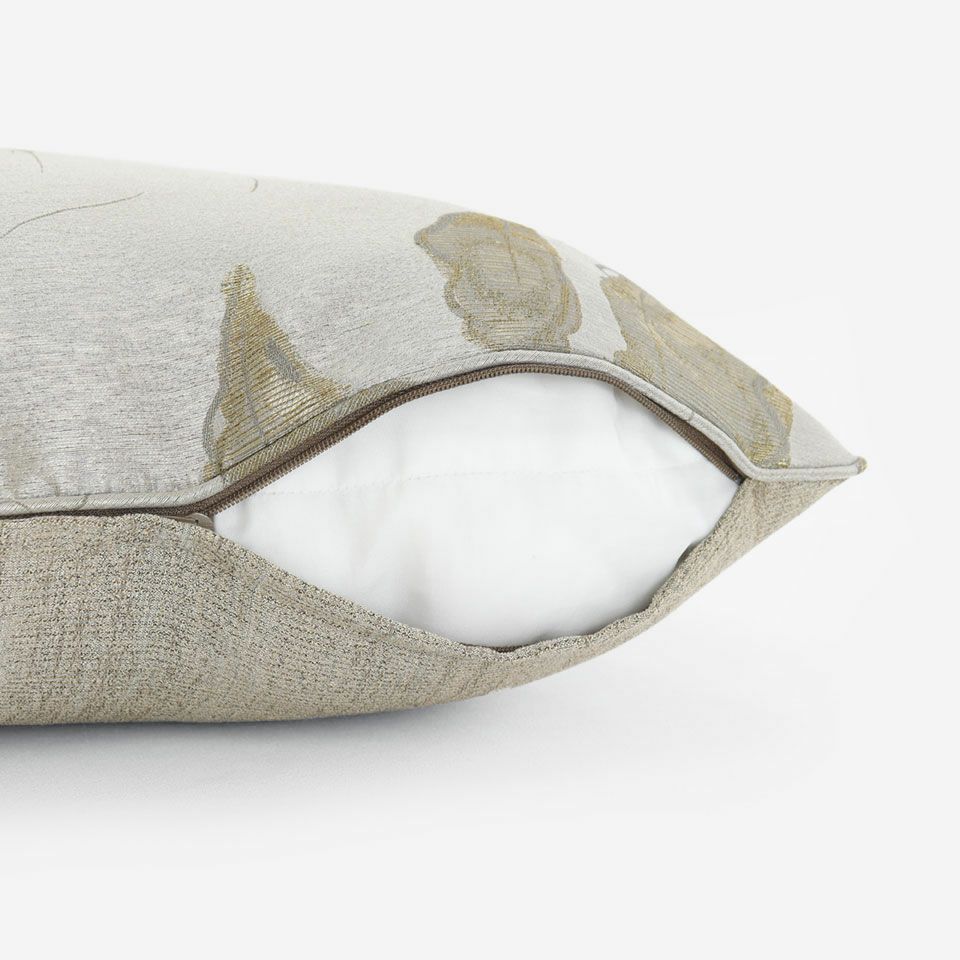 生地の色目に合わせたファスナー色を使用し、ファスナー部分に生地を片側から被せています