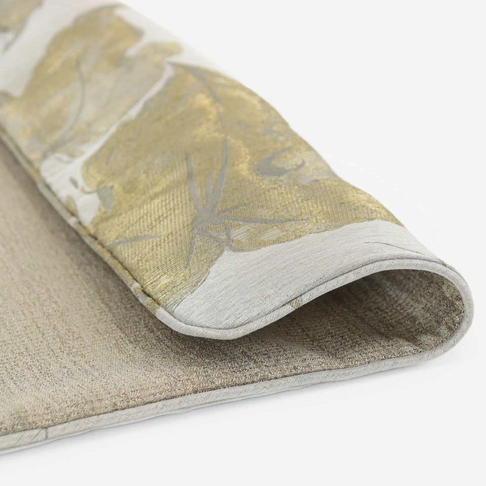 葡萄の葉と千両の実のデザインを金糸銀糸で織り上げた「クラータ2」は、ゴージャスな印象で上質な大人の空間を演出します