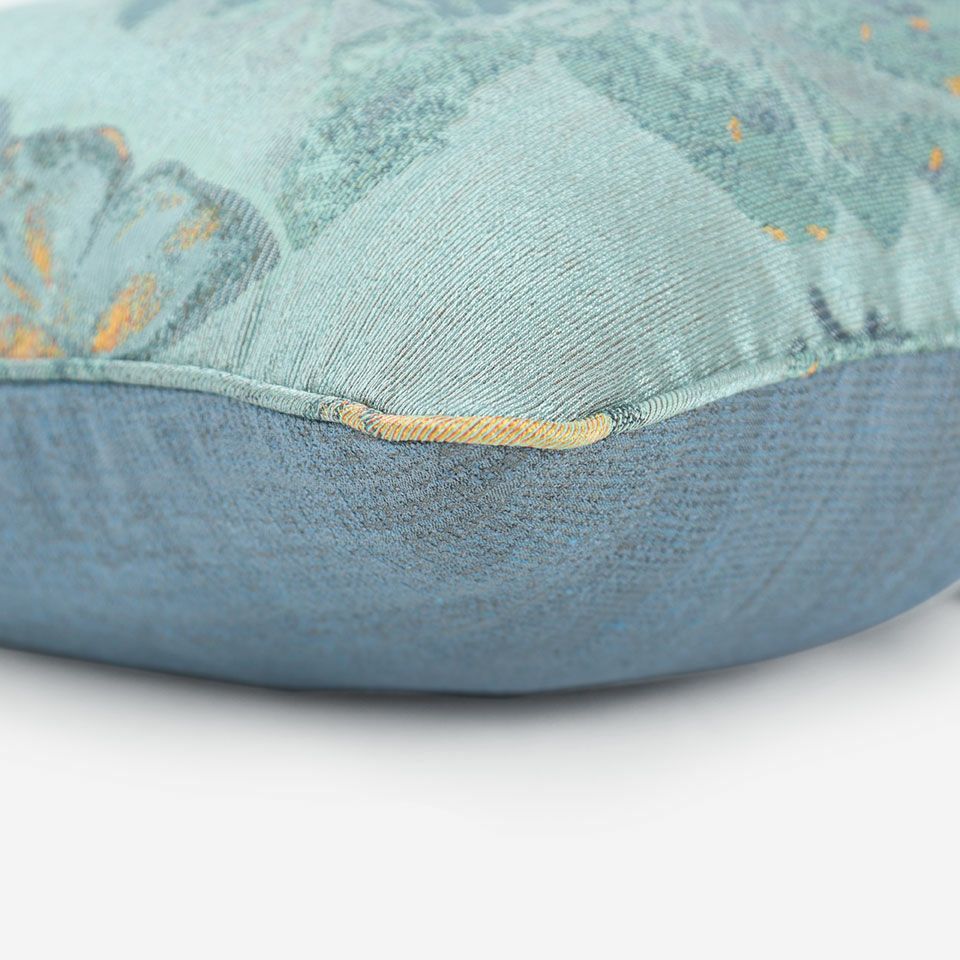 表面と裏面の異なるデザイン／表面共生地のパイピングをつけています／表面カラー：ブルーグリーン／裏面カラー：ブルー