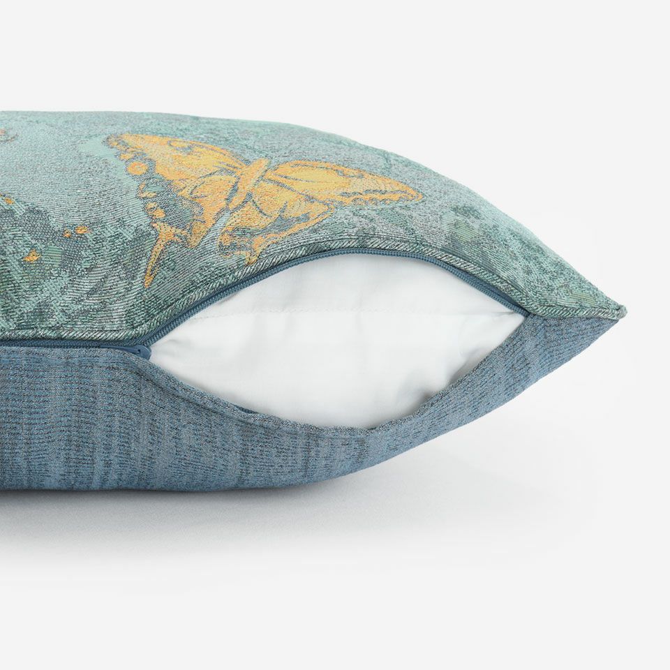 生地の色目に合わせたファスナー色を使用し、ファスナー部分に生地を片側から被せています