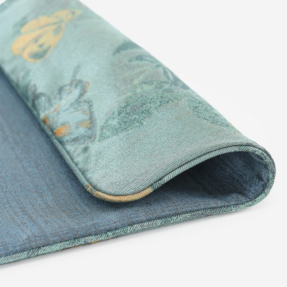 ブルーグリーンは、空からふわっと舞い込んだ蝶が新鮮な空気を運んできてくれるような、爽やかさを感じさせます