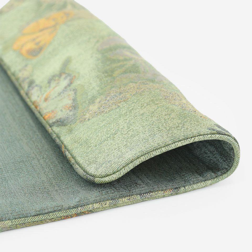 グリーンは、気持ちのよい新緑の木々の間を蝶が舞うデザインがリラックスできる空間を演出します