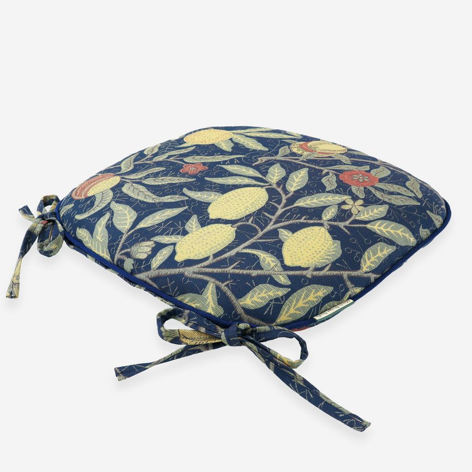 表面／カラー：ダークブルー／45cm×43cm／ウィリアム・モリスのデザインの中でも有名な「フルーツ」のデザインです