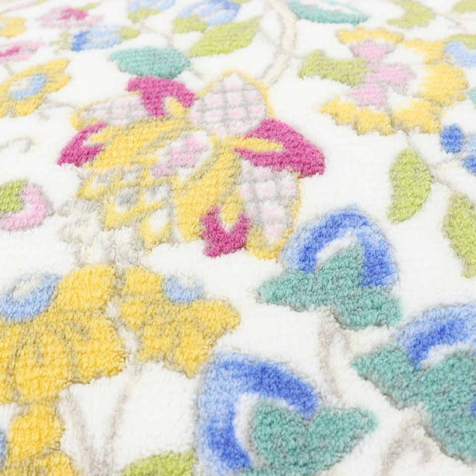 ハドンホールの小花が咲き乱れる春のガーデンをイメージしたデザインです