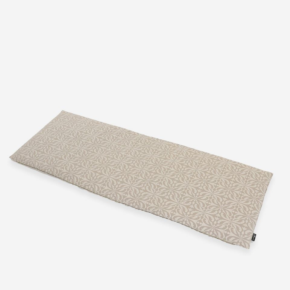 表面／カラー：ベージュ／52cm×130cm／オーナメント調の柄を凹凸感のあるジャカードで表現しています