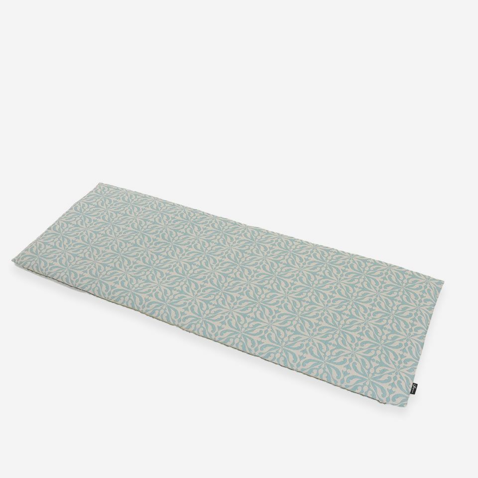 表面／カラー：ブルーグリーン／52cm×130cm／オーナメント調の柄を凹凸感のあるジャカードで表現しています
