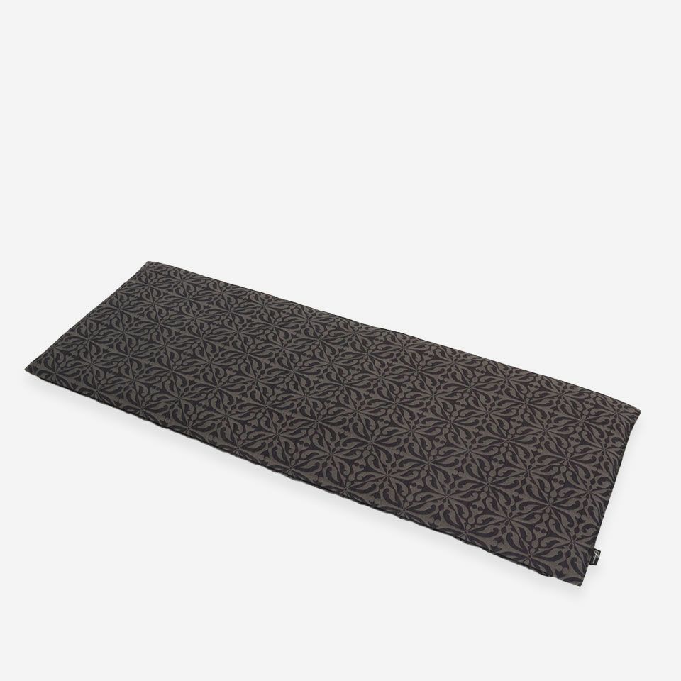 表面／カラー：グレー／52cm×130cm／オーナメント調の柄を凹凸感のあるジャカードで表現しています