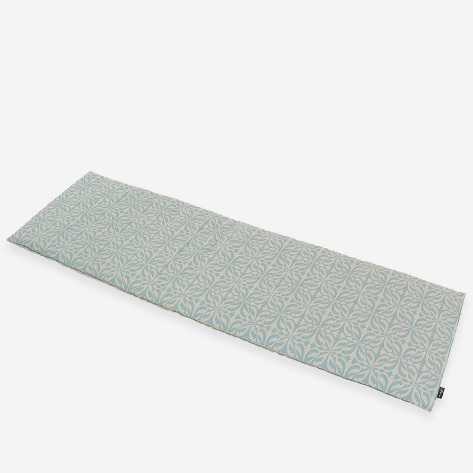 表面／カラー：ブルーグリーン／46cm×150cm／オーナメント調の柄を凹凸感のあるジャカードで表現しています