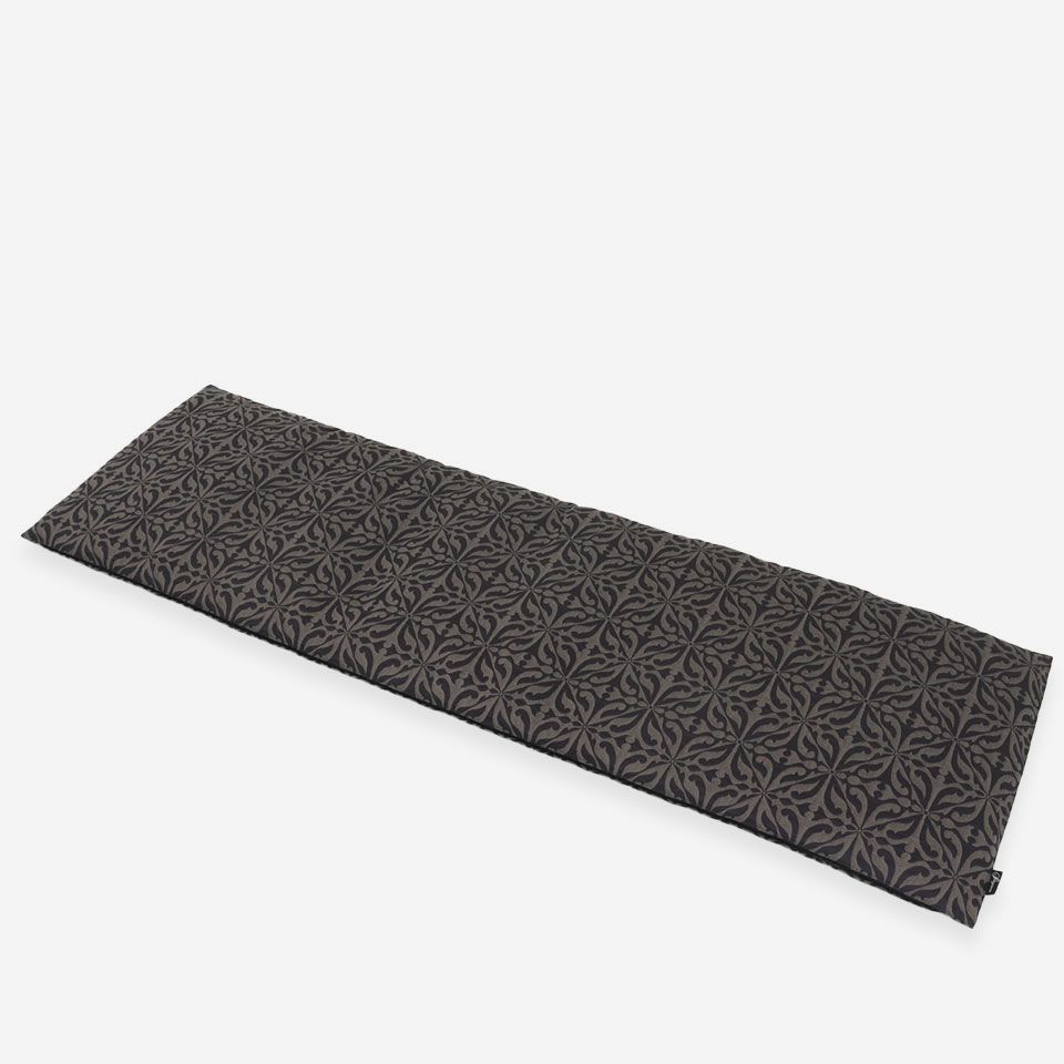 表面／カラー：グレー／46cm×150cm／オーナメント調の柄を凹凸感のあるジャカードで表現しています