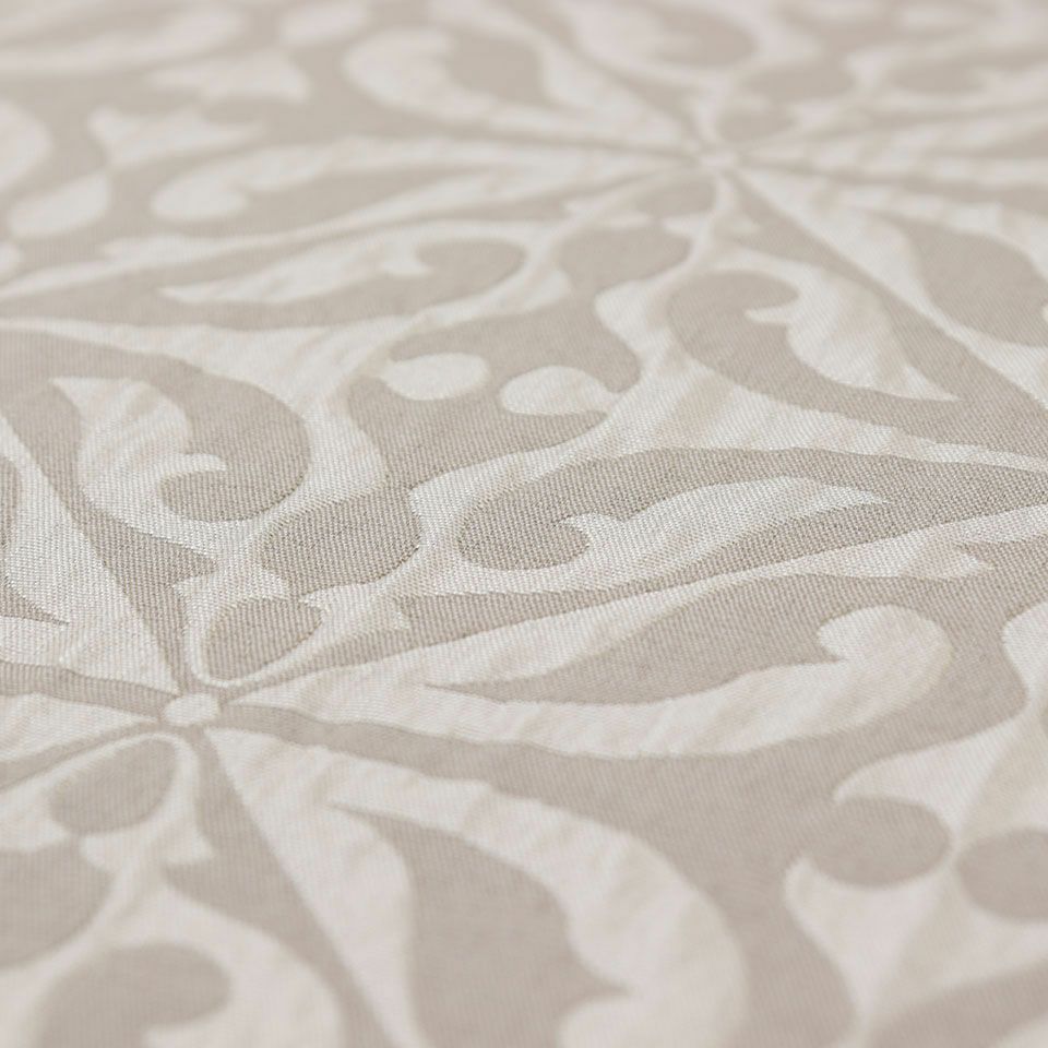 地と柄の部分でも光沢感の差があり、見る角度によって色の見え方がかわるシャンブレー効果のような複雑な質感に仕上がっています