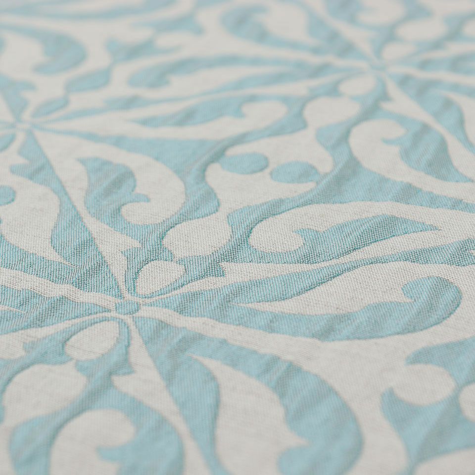 地と柄の部分でも光沢感の差があり、見る角度によって色の見え方がかわるシャンブレー効果のような複雑な質感に仕上がっています