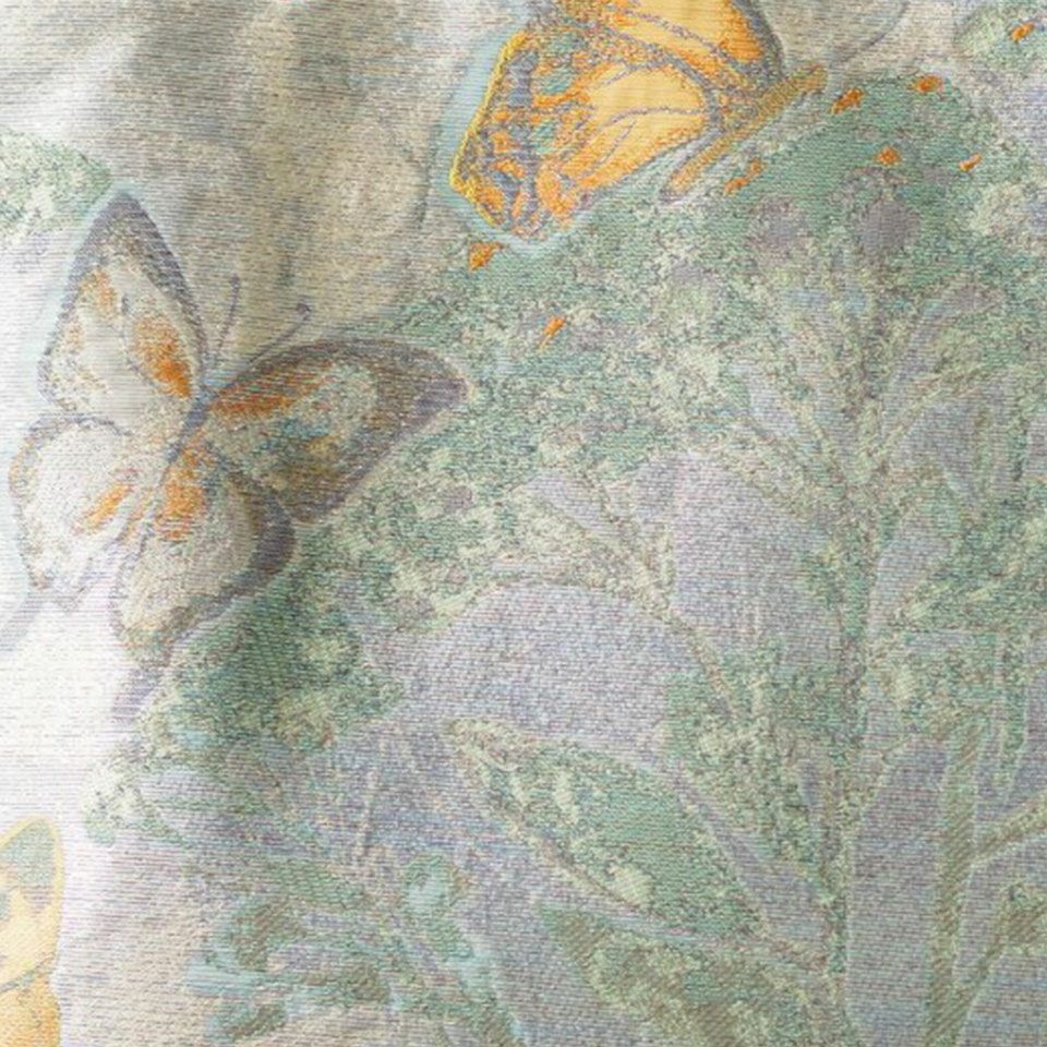 「コンソラーレ」は蝶々が花や木々の間を舞いながら幸せを運ぶイメージをデザイン、やさしい空気感が漂います