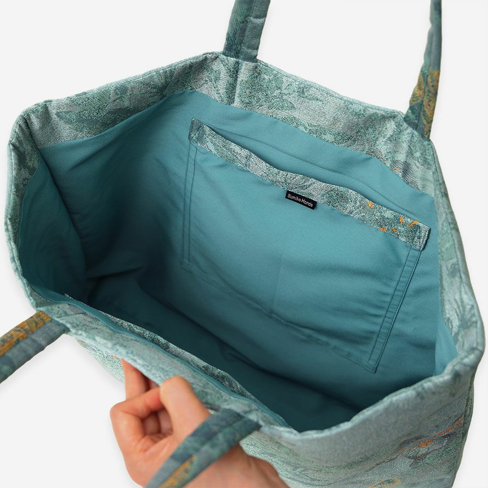 内側には両サイドに深めのポケットをつけ、携帯電話や細かいものを出し入れしやすいです