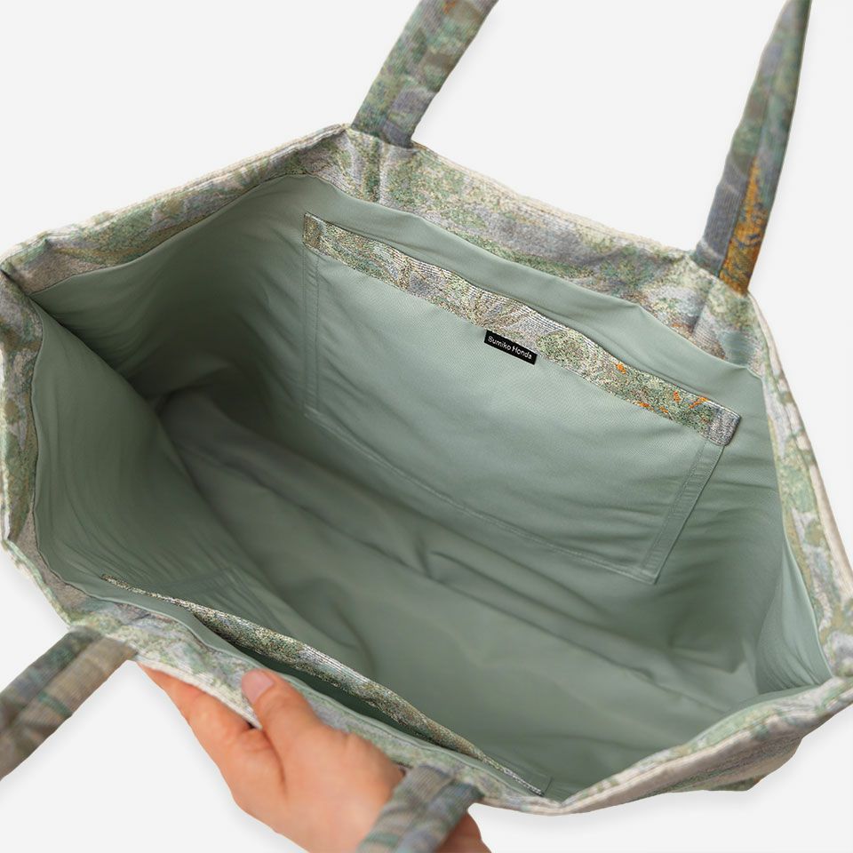 内側には両サイドに深めのポケットをつけ、携帯電話や細かいものを出し入れしやすいです