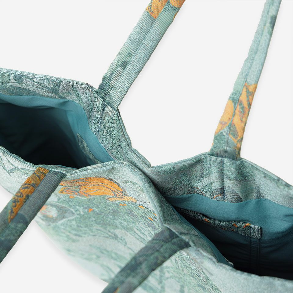 広い間口ですが隠しマグネットが内蔵されているので安心です