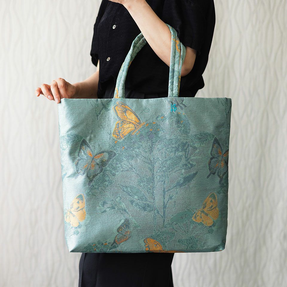 ヨコ47cm、タテ40cm、マチ7cmのたっぷり入るサイズですが、型崩れしにくく軽いのも特徴です