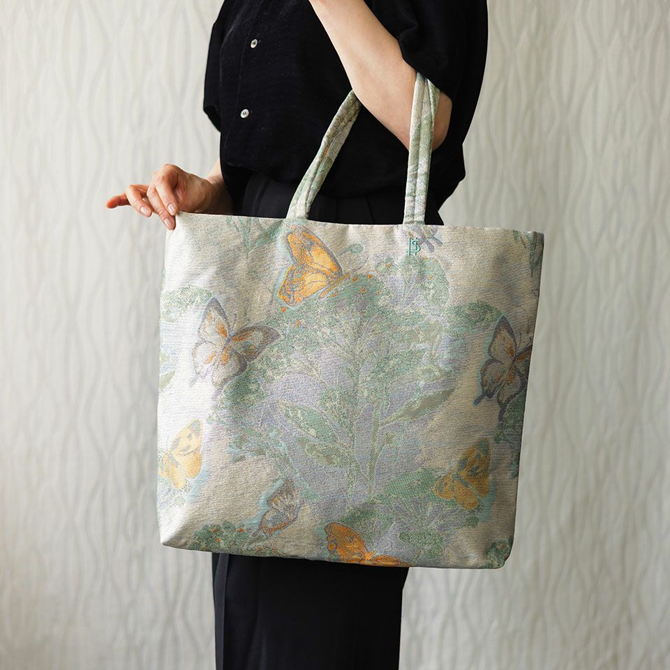 ヨコ47cm、タテ40cm、マチ7cmのたっぷり入るサイズですが、型崩れしにくく軽いのも特徴です