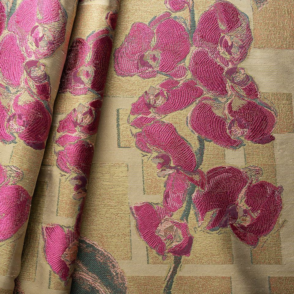 胡蝶蘭の花と幾何学模様とのモダンな構成柄の「バッラーレ」は、緯糸を刺繍のように織り込み、蘭の花の持つ気品と高級感を表現しました