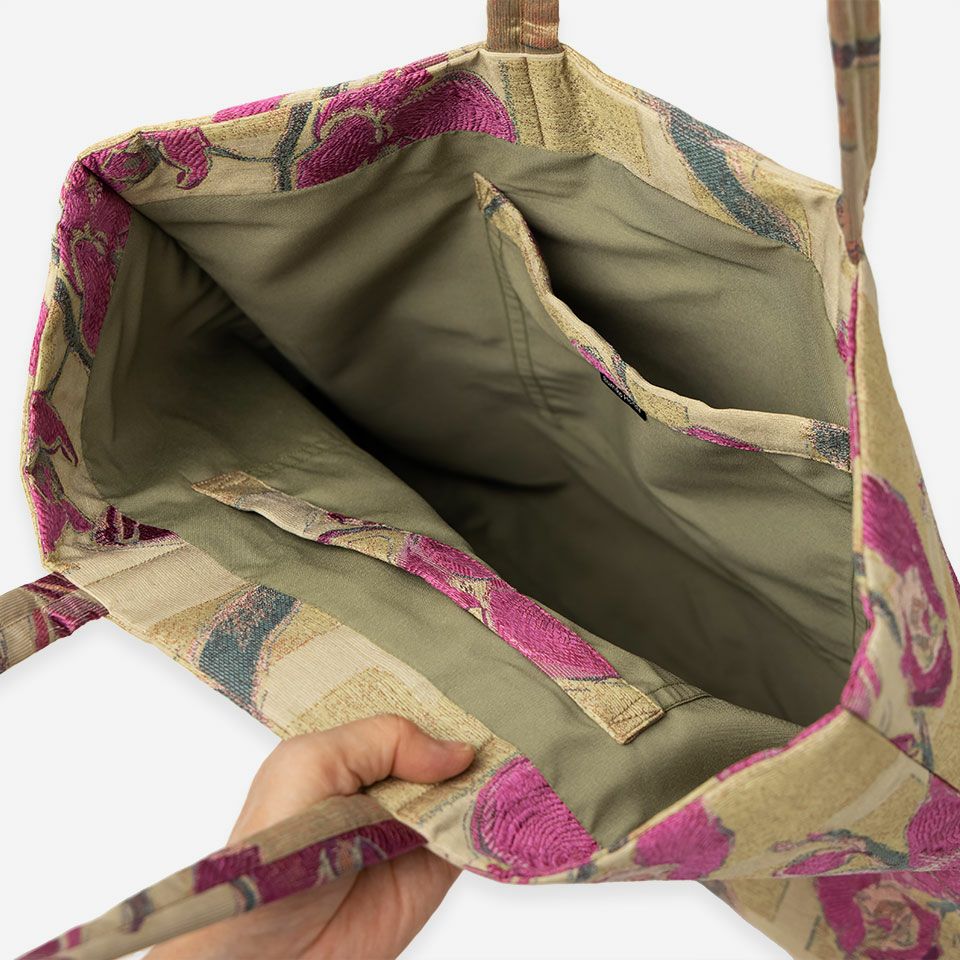 内側には両サイドに深めのポケットをつけ、携帯電話や細かいものを出し入れしやすいです