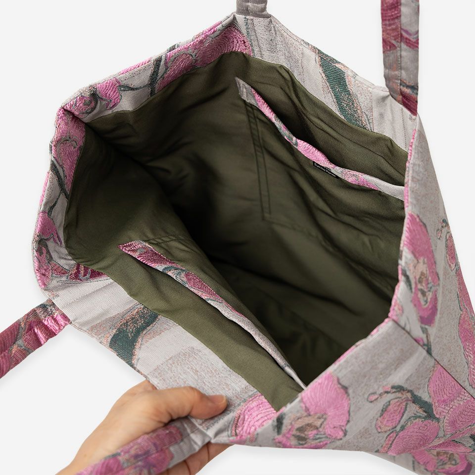 内側には両サイドに深めのポケットをつけ、携帯電話や細かいものを出し入れしやすいです