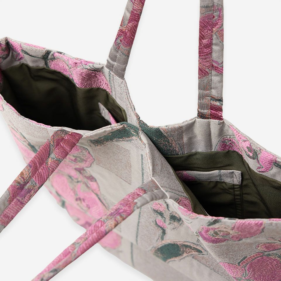 広い間口ですが隠しマグネットが内蔵されているので安心です