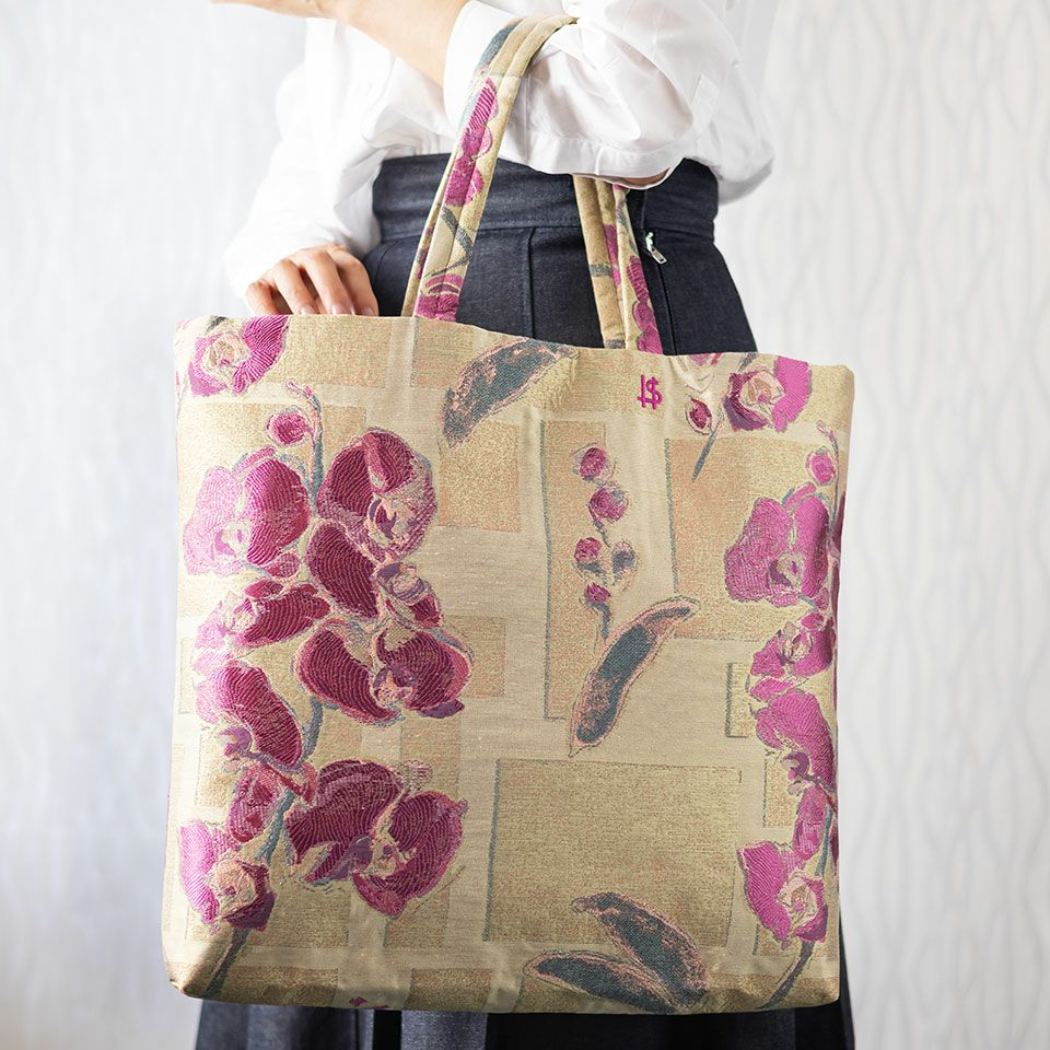 ヨコ47cm、タテ40cm、マチ7cmのたっぷり入るサイズですが、型崩れしにくく軽いのも特徴です