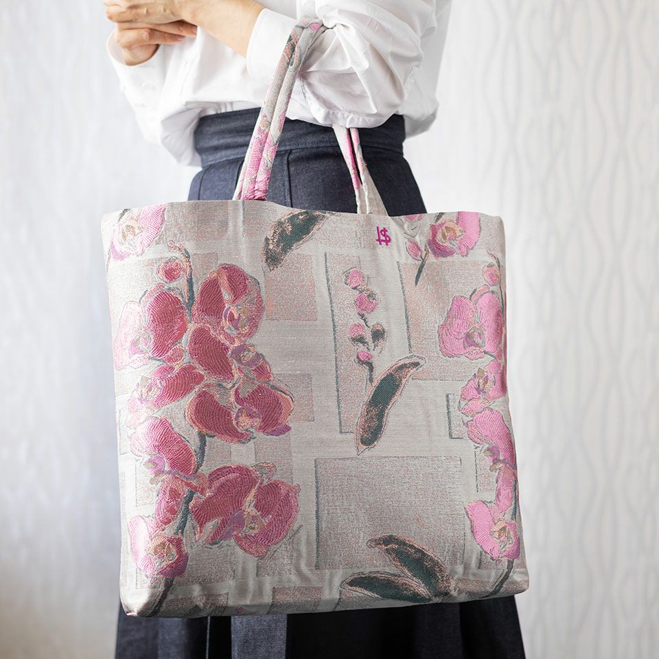 ヨコ47cm、タテ40cm、マチ7cmのたっぷり入るサイズですが、型崩れしにくく軽いのも特徴です