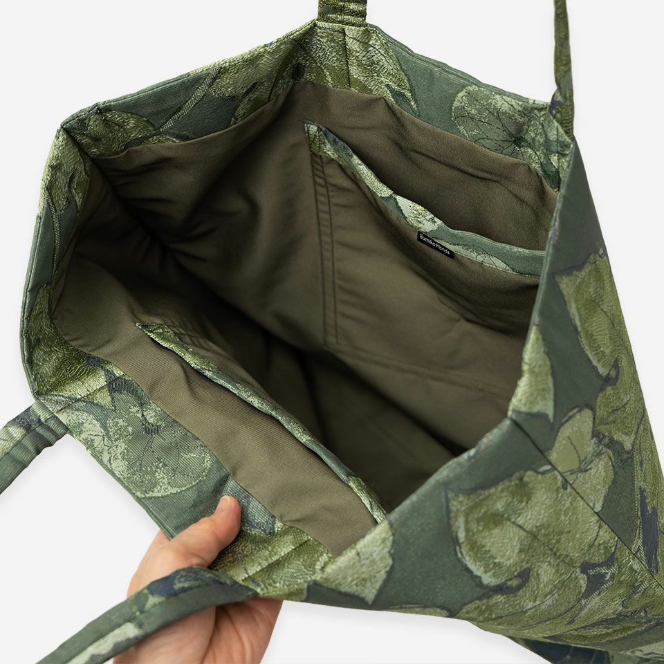 内側には両サイドに深めのポケットをつけ、携帯電話や細かいものを出し入れしやすいです