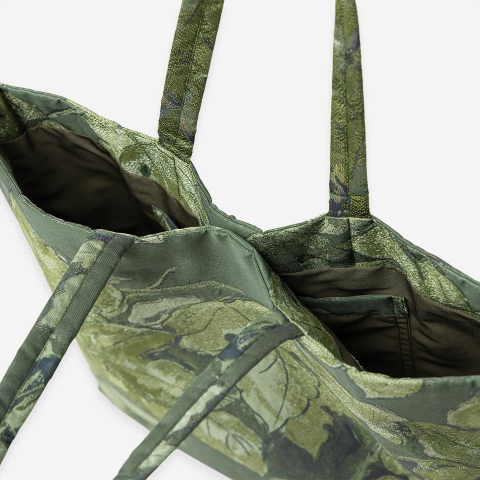 広い間口ですが隠しマグネットが内蔵されているので安心です