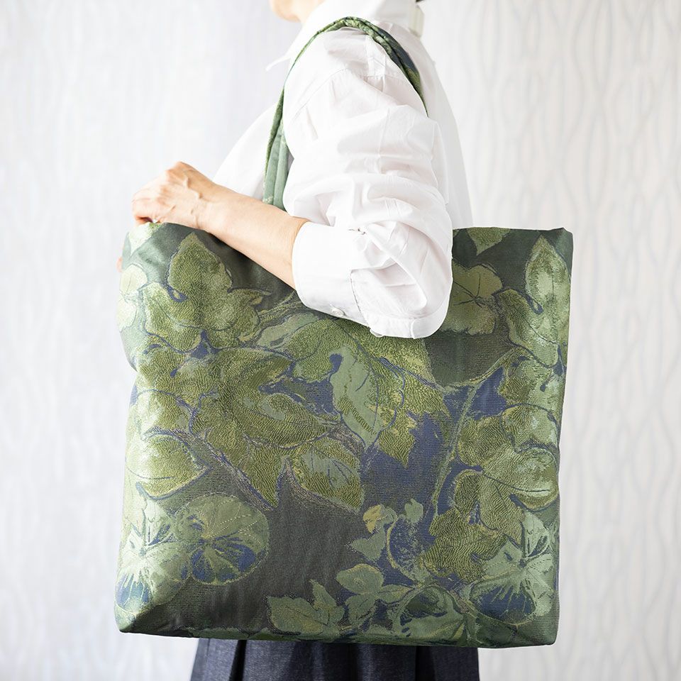 ヨコ47cm、タテ40cm、マチ7cmのたっぷり入るサイズですが、型崩れしにくく軽いのも特徴です