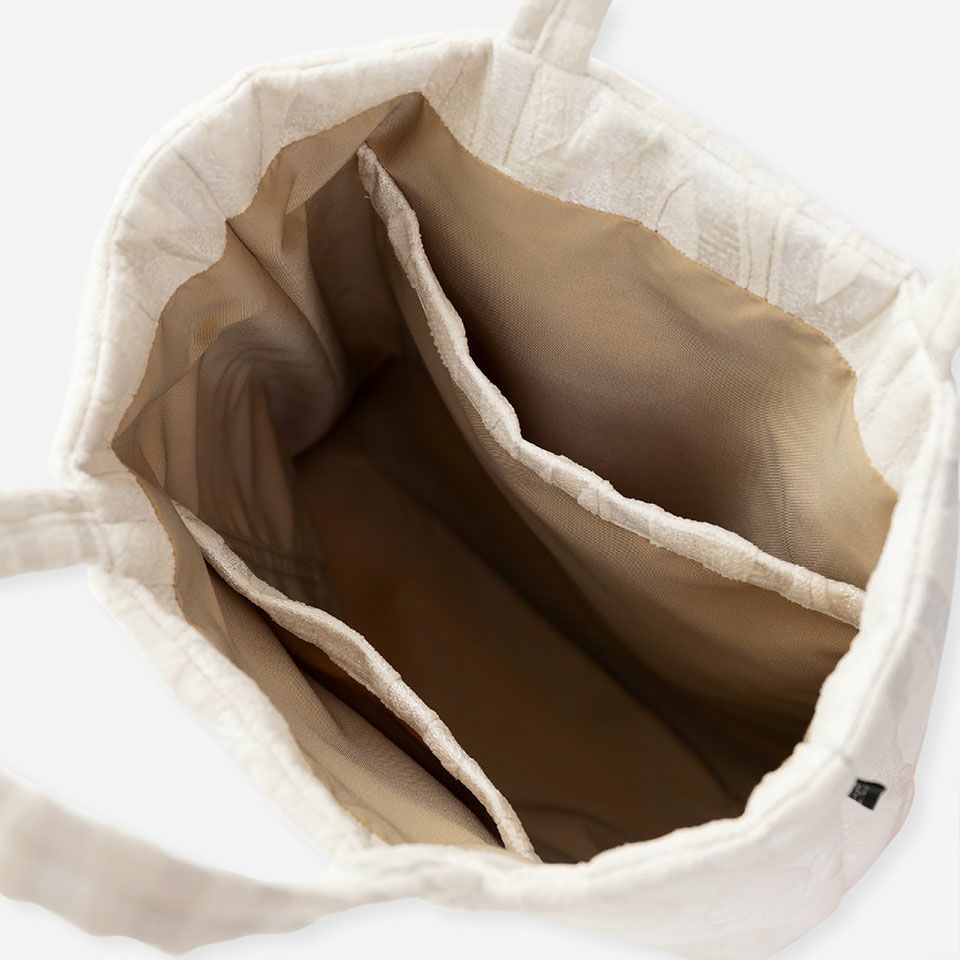 内側の両サイドには大小サイズ違いのポケットをつけ、携帯電話やハンカチ、ティッシュをいれるのにも便利です