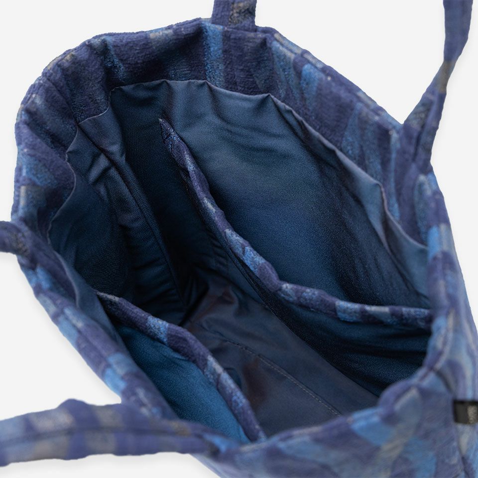 内側の両サイドには大小サイズ違いのポケットをつけ、携帯電話やハンカチ、ティッシュをいれるのにも便利です