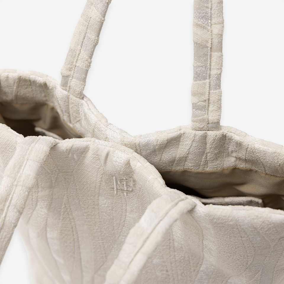 間口には隠しマグネットが内蔵されているので安心です