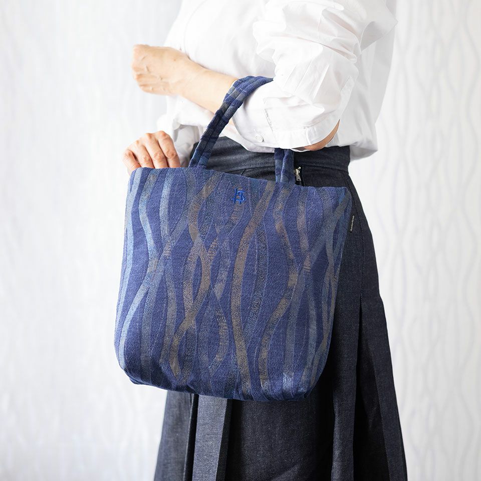 小ぶりなSサイズバッグは、上品にコーディネートをまとめてくれます