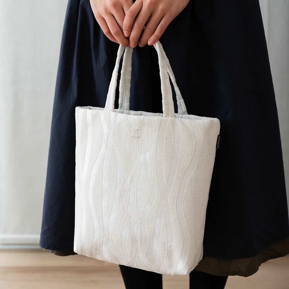 小ぶりなSサイズバッグは、上品にコーディネートをまとめてくれます