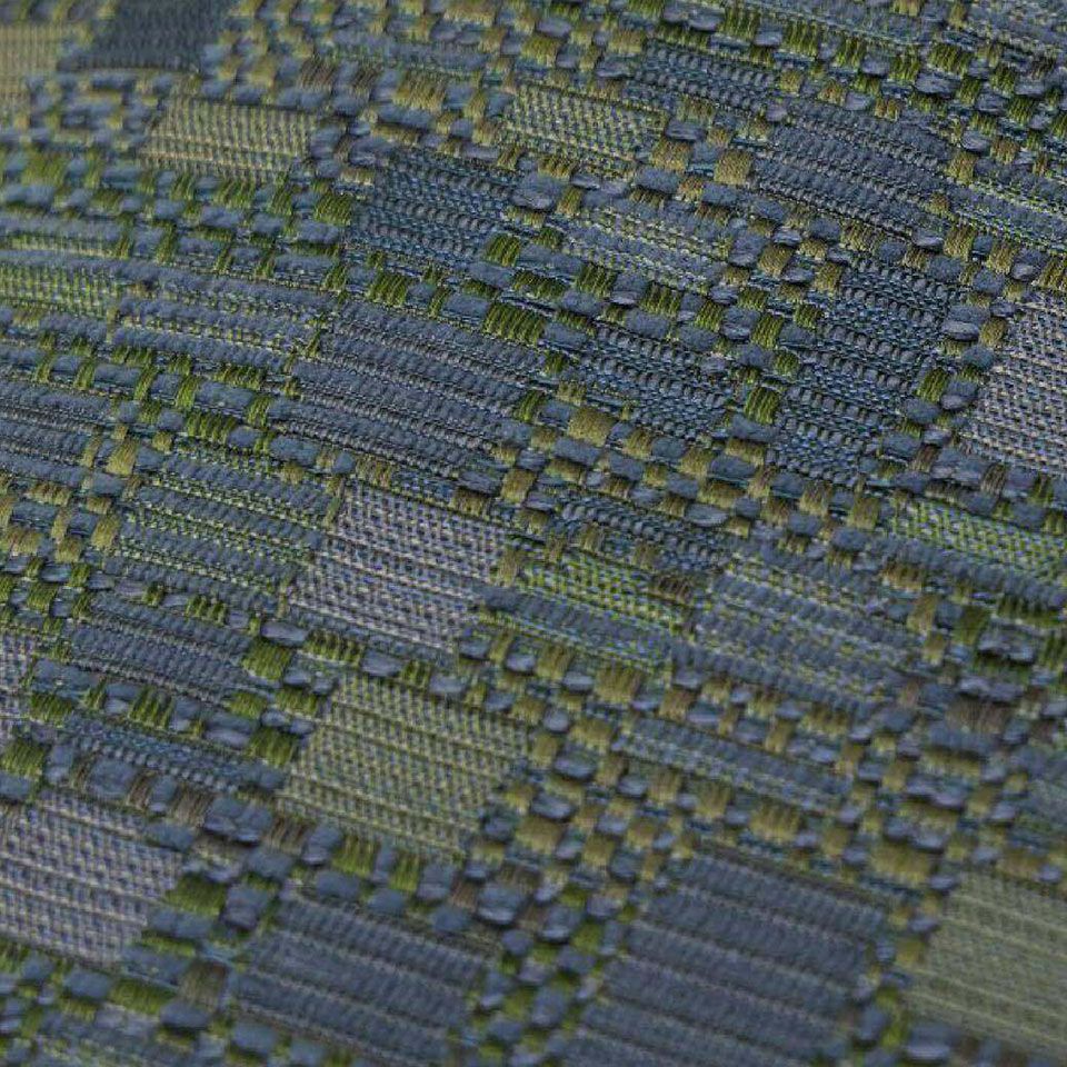 フォルムの異なるブロック柄で構成した落ち着いた印象の石目調のデザインは、 織物ならではの糸の色や素材感のミックスが奥深く豊かな表情が特徴です