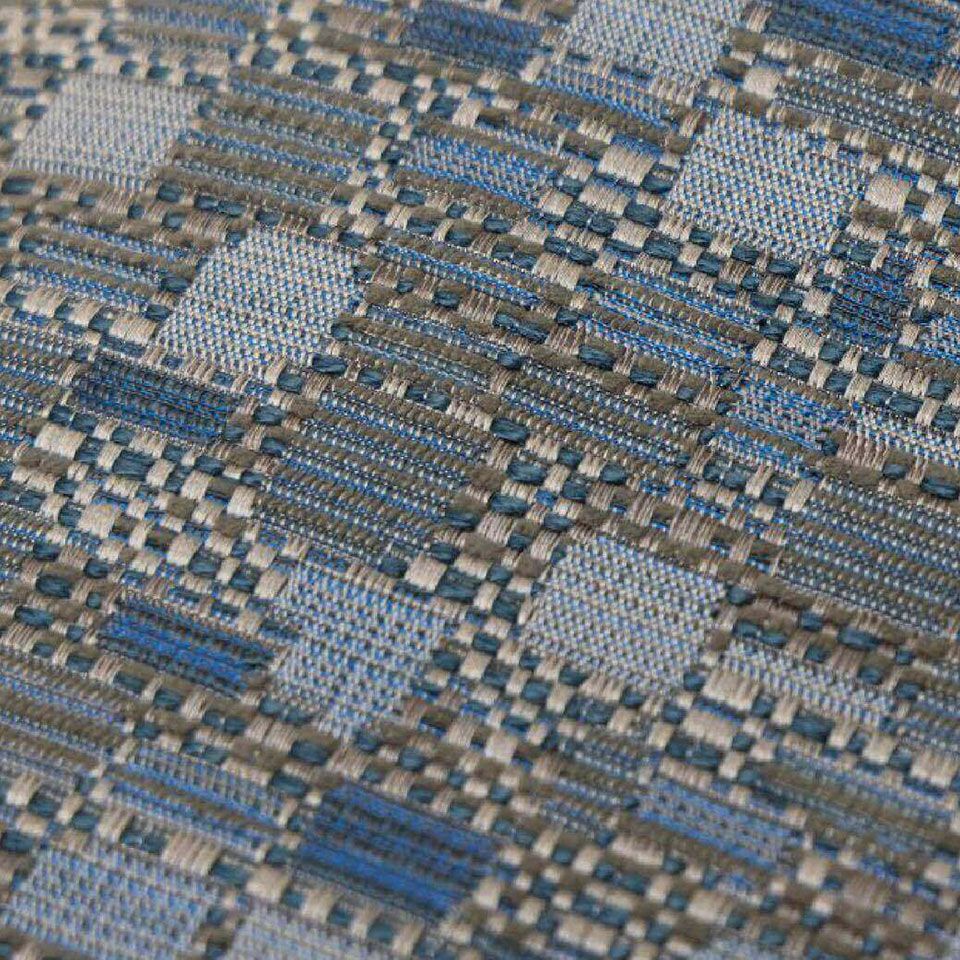 フォルムの異なるブロック柄で構成した落ち着いた印象の石目調のデザインは、 織物ならではの糸の色や素材感のミックスが奥深く豊かな表情が特徴です