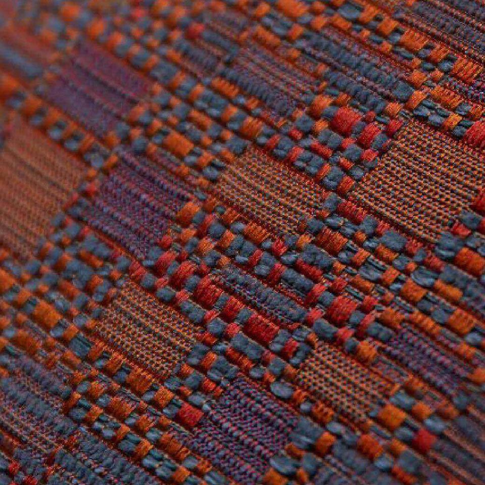 フォルムの異なるブロック柄で構成した落ち着いた印象の石目調のデザインは、 織物ならではの糸の色や素材感のミックスが奥深く豊かな表情が特徴です