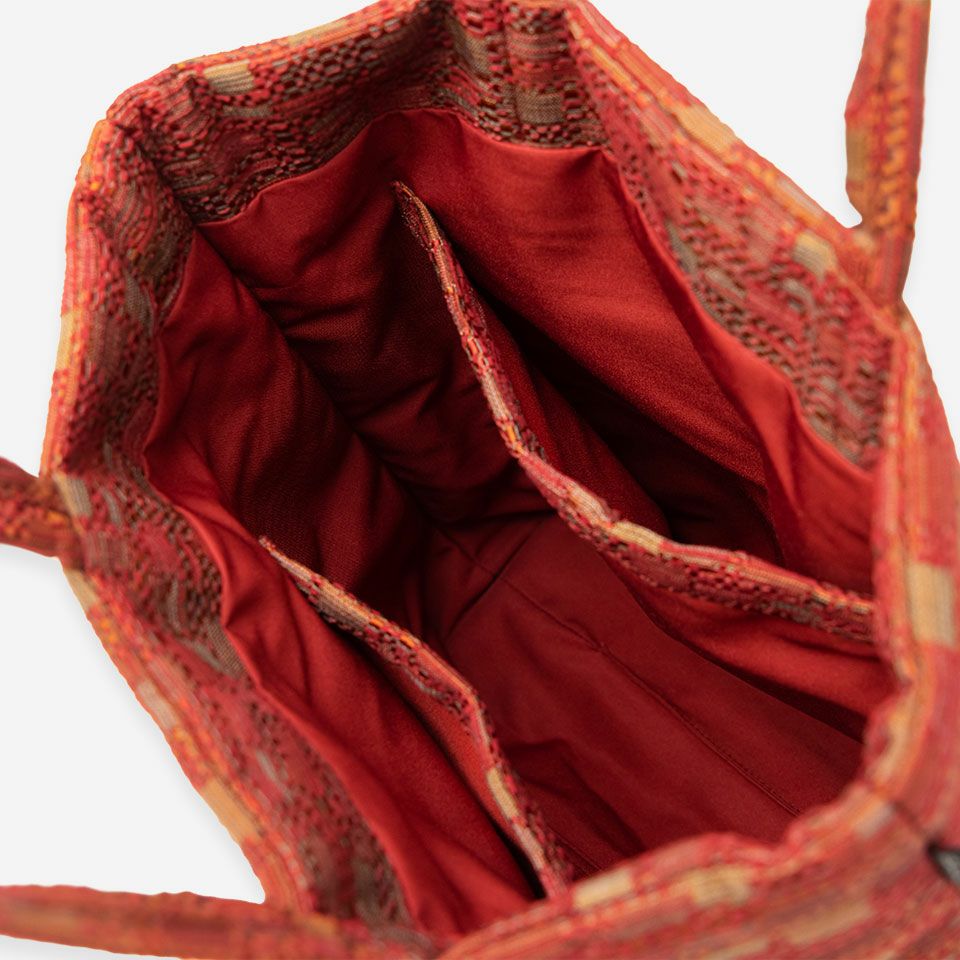 内側の両サイドには大小サイズ違いのポケットをつけ、携帯電話やハンカチ、ティッシュをいれるのにも便利です