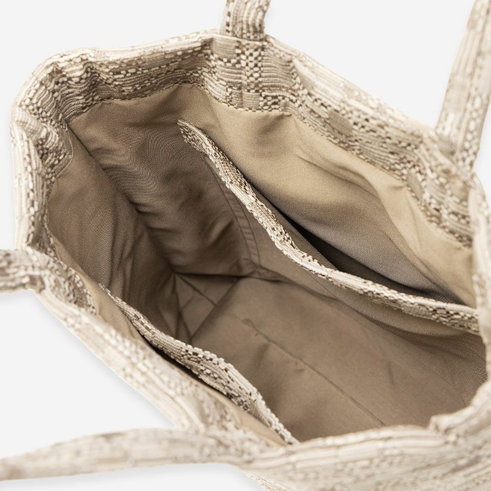 内側の両サイドには大小サイズ違いのポケットをつけ、携帯電話やハンカチ、ティッシュをいれるのにも便利です