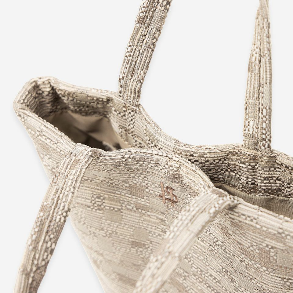 間口には隠しマグネットが内蔵されているので安心です