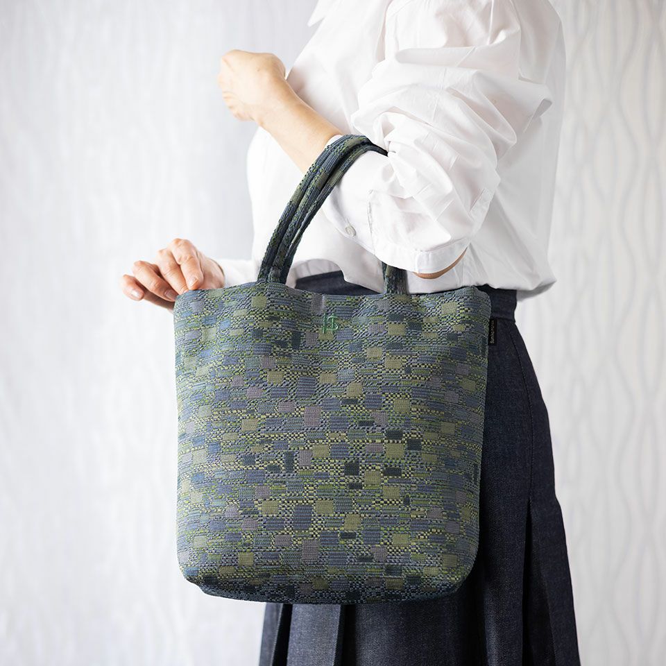 小ぶりなSサイズバッグは、上品にコーディネートをまとめてくれます