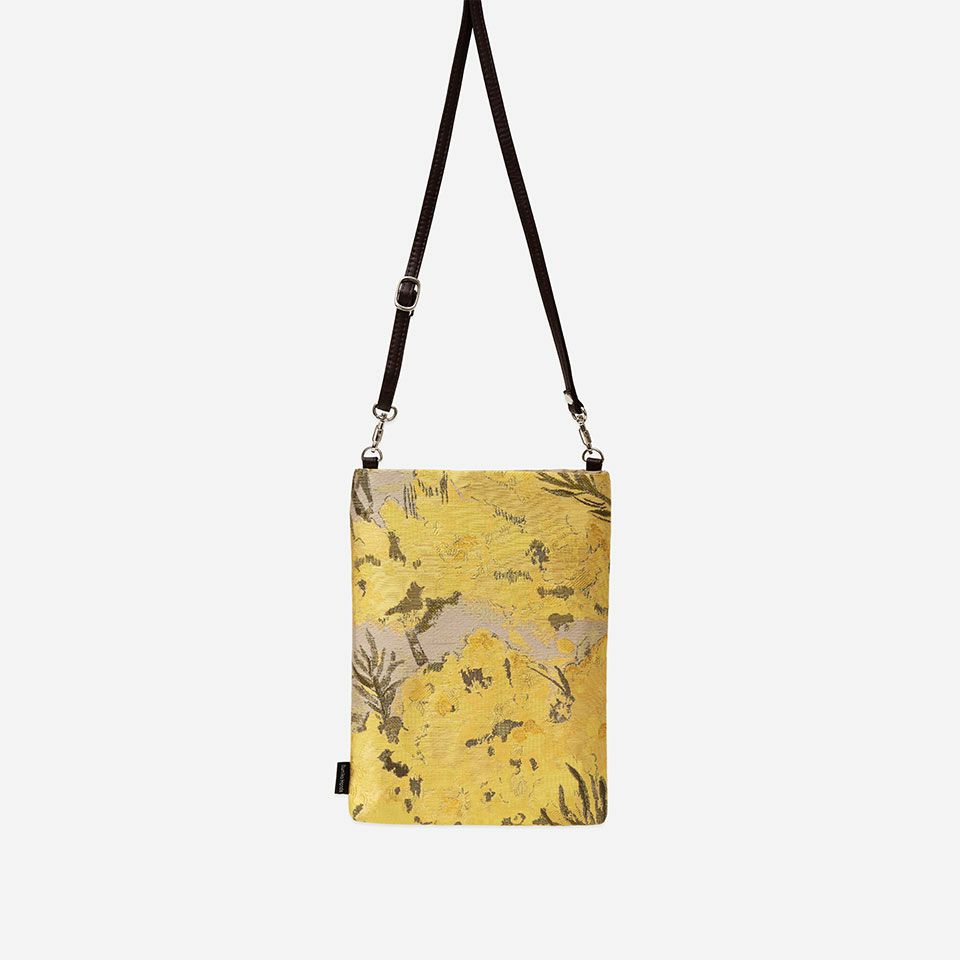 表面／カラー：イエロー／約W19(マチ含む）×H25×D2cm ※ベルトの長さ 130cm（金属部込）