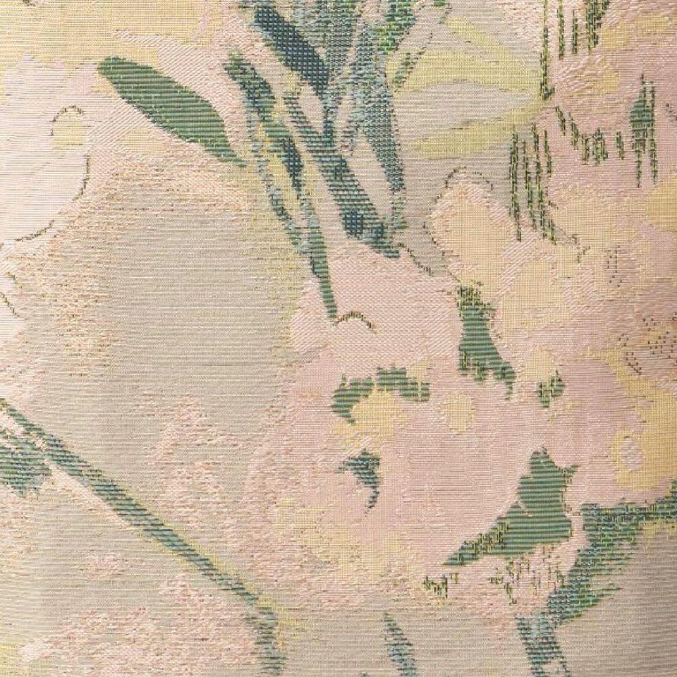 ミモザの花の粒々とふわっとやわらかいふくらみを、緻密で繊細な数種の風通織（二重織）の連なりと、込み入った織組織で表現しました