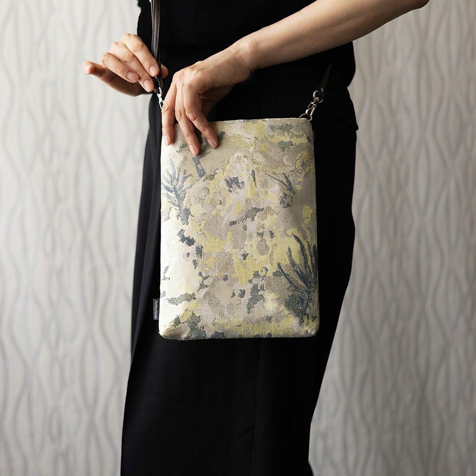 極細の糸で高密度に織られているため型崩れしにくく軽量なので、旅行やちょっとしたお出かけに便利です