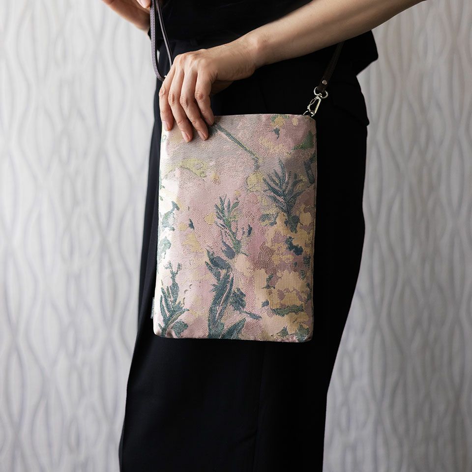 極細の糸で高密度に織られているため型崩れしにくく軽量なので、旅行やちょっとしたお出かけに便利です