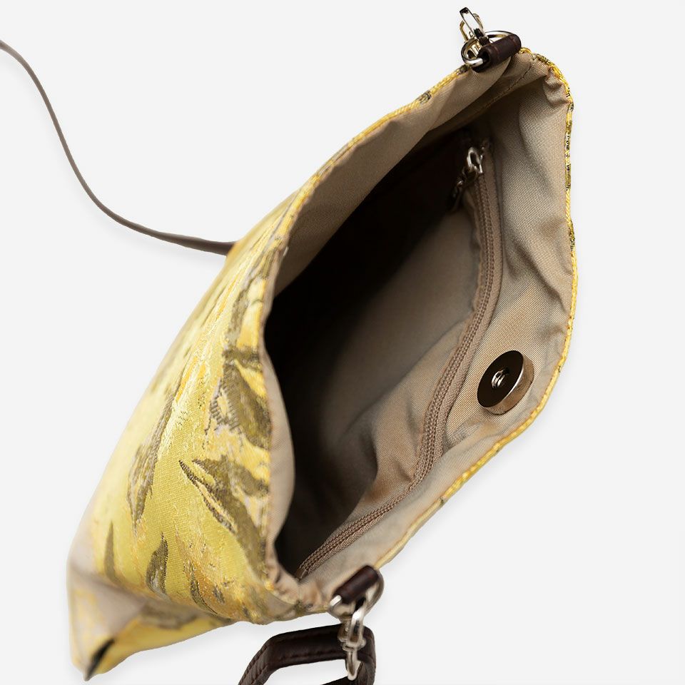 内側片側にファスナー付きポケットと入口はマグネットつきなので中身の飛び出しを防ぎます ※画像はペルセフォネ（Y)です