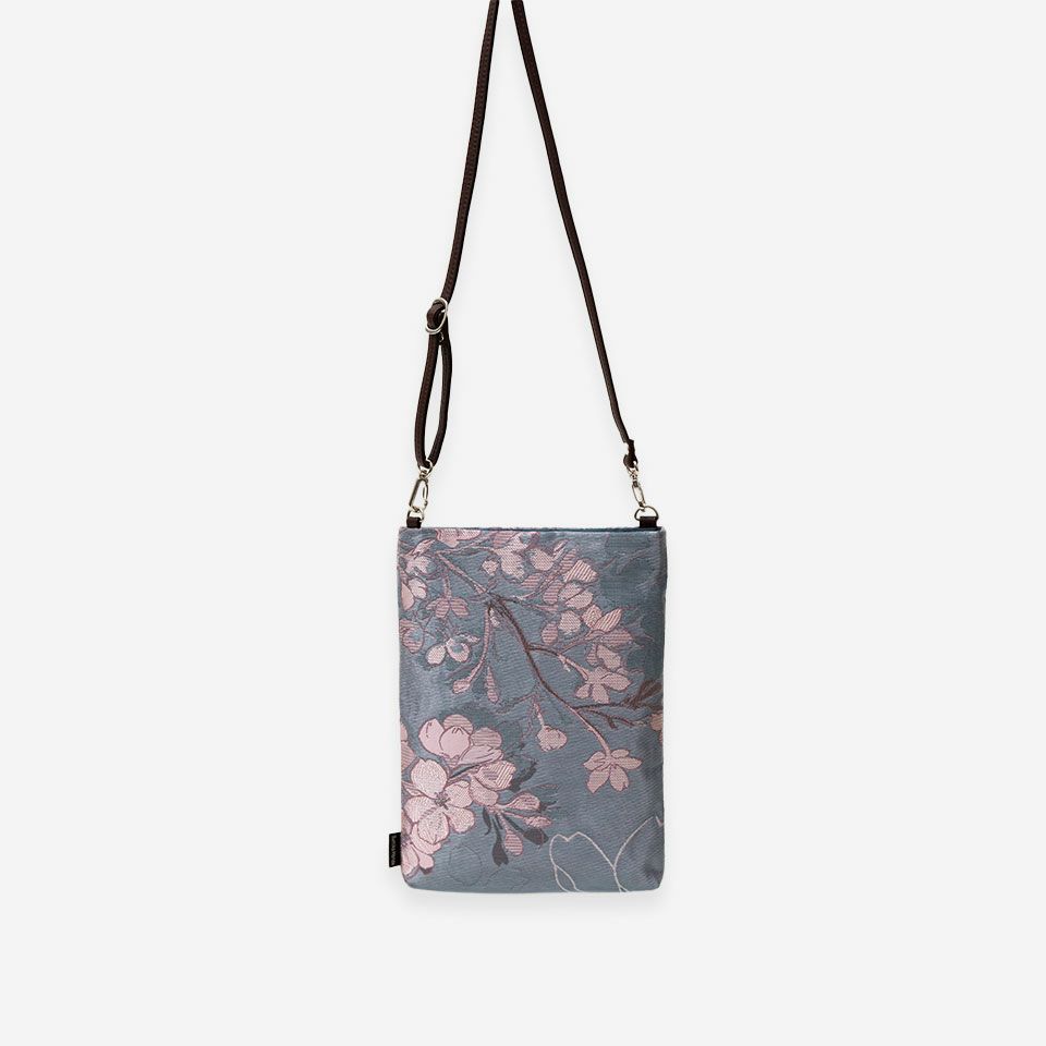 表面／カラー：ピンク／約W19(マチ含む）×H25×D2cm ※ベルトの長さ 130cm（金属部込）