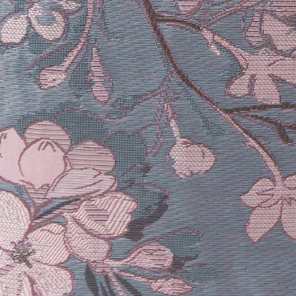 揺れ漂う桜の薄い花びら一枚一枚を、変化に富んだ織組織で繊細に表現しています