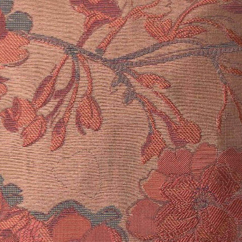 揺れ漂う桜の薄い花びら一枚一枚を、変化に富んだ織組織で繊細に表現しています